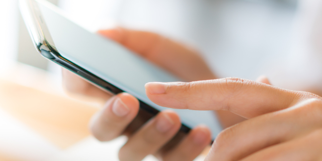 Finger tippt auf Smartphone