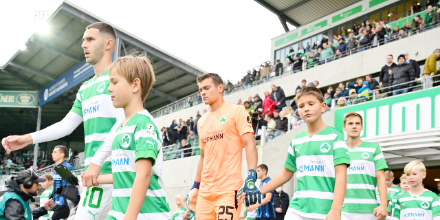 Kinder der Einlaufeskorte begleiten die Fußballer der SpVgg Greuther Fürth auf das Spielfeld Kindereskorte bei der SpVgg Greuther Fürth