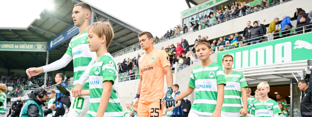Hand in Hand mit den Profis der SpVgg Greuther Fürth Hand in Hand mit den Profis der SpVgg Greuther Fürth