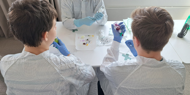 Jungen beim Boys' Day in der ABF-Apotheke