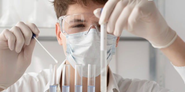 Teenager beim Boysday 2024 in der Rezeptur der ABF-Apotheke