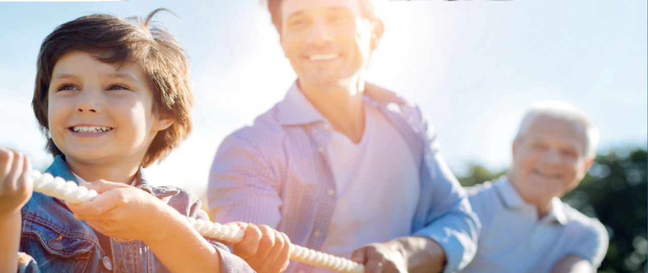 Ein Vater mit Sohn beim Sport trotz Hämophilie