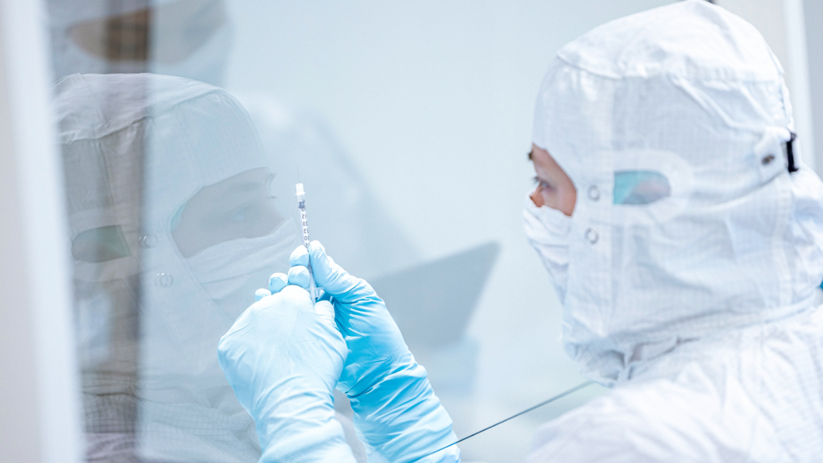 Eine Pharmazeutin im Reinraumlabor