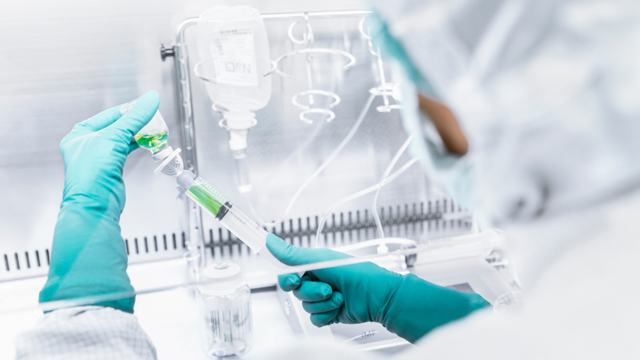 Pharmazeut im Reinraumlabor Pharmazeut im Reinraumlabor