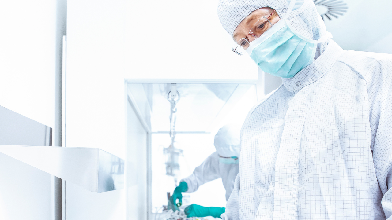 Pharmazeut im Reinraumlabor Pharmazeut im Reinraumlabor