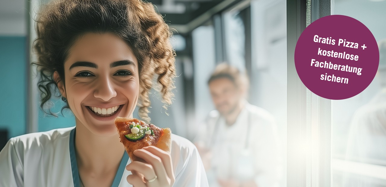 Junge lächelnde MFA in ihrer Praxispause beim Pizza-essen