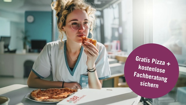 Blonde medizinische Fachangestellte in der Praxispause