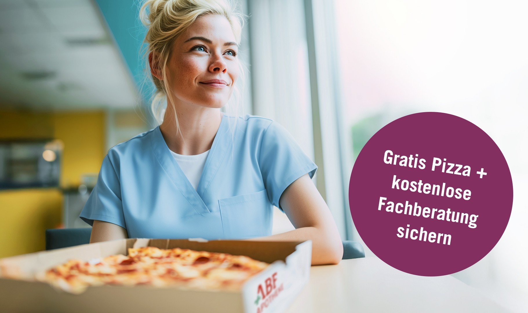 Zufriedene medizinische Fachangestellte MFA in der Praxispause