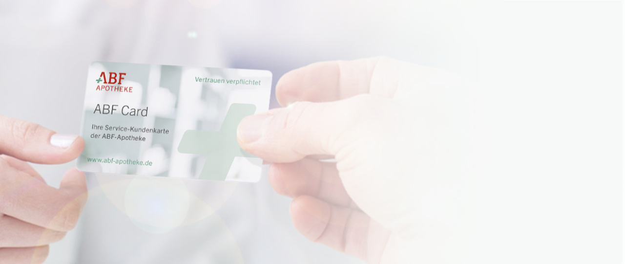 Eine Hand reicht ABF Card zu einer anderen
