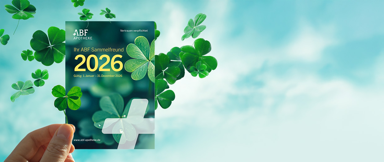 Eine Hand hält den Sammelfreund 2026 und einen Glücksklee