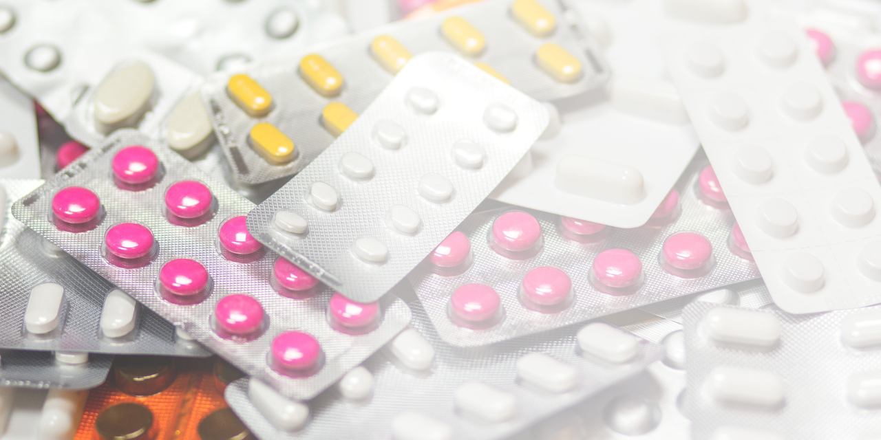 Mehrere Medikamentenblister liegen übereinander