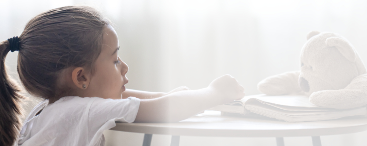 Ein Kind spielt mit einem Teddybären