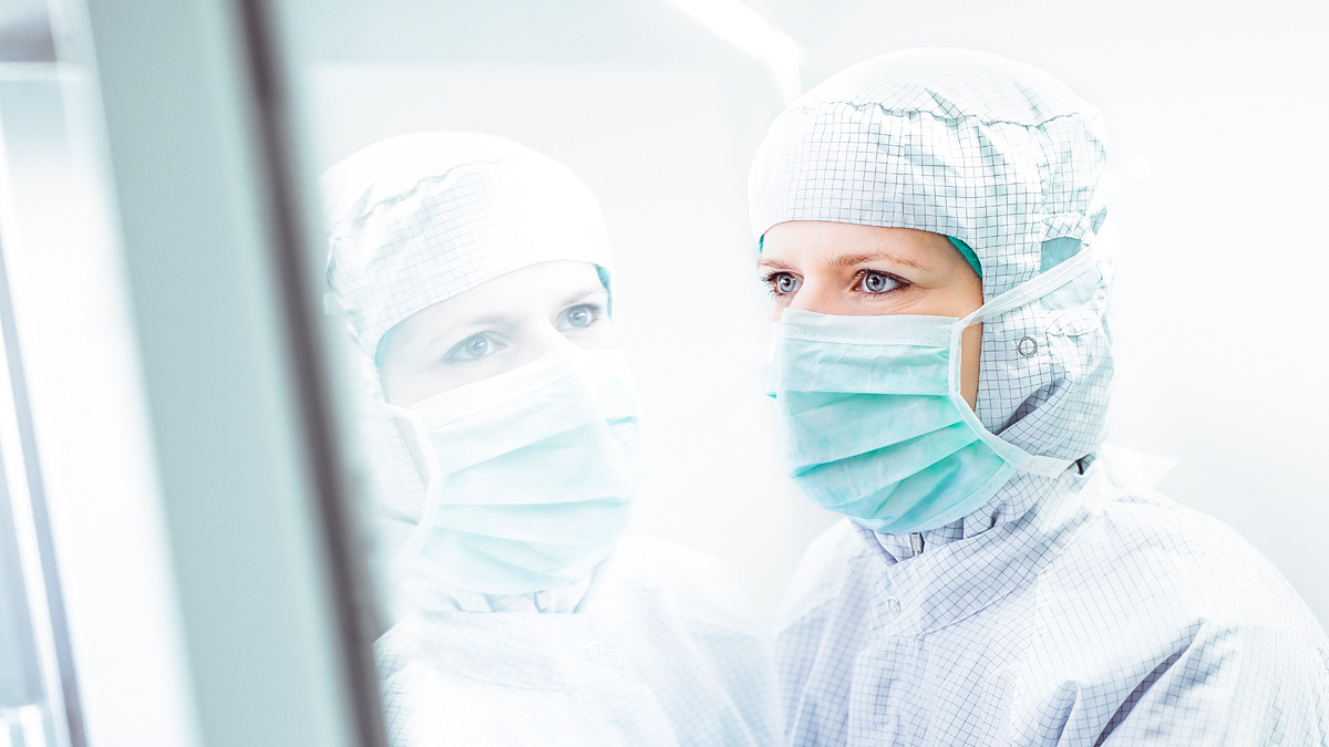 Eine Pharmazeutin im Reinraumlabor