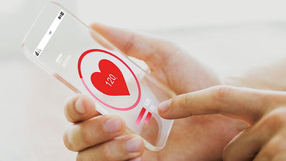 Futuristisches durchsichtiges Smartphone mit Herz auf dem Display wird angetippt