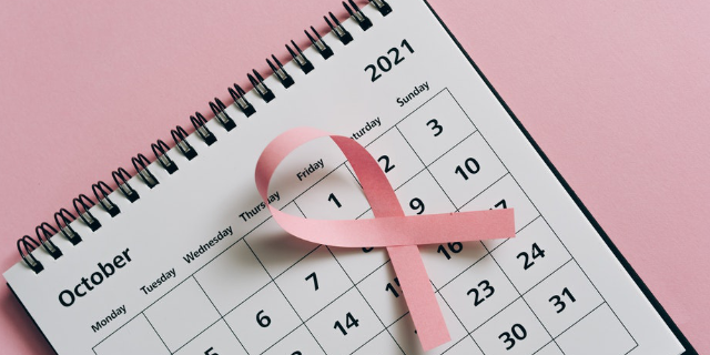 Rosa Brustkrebsschleife auf Kalenderblatt