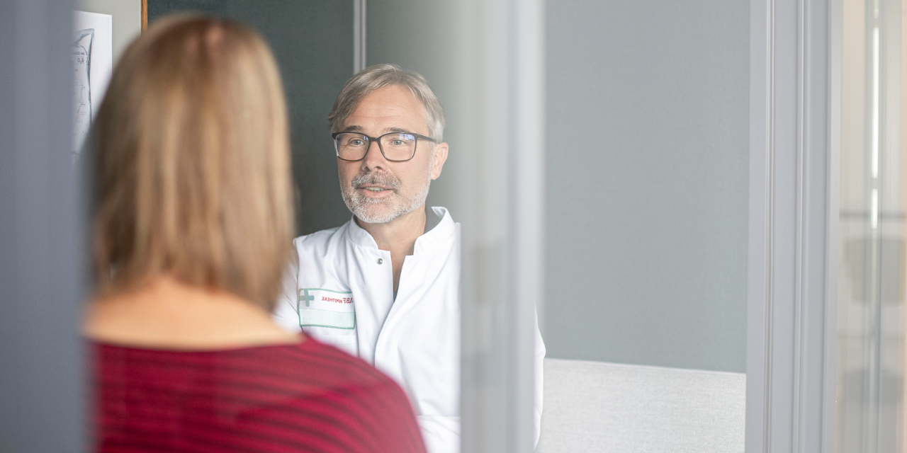Apotheker der ABF-Apotheke berät Patientin zu Fachgebieten.
